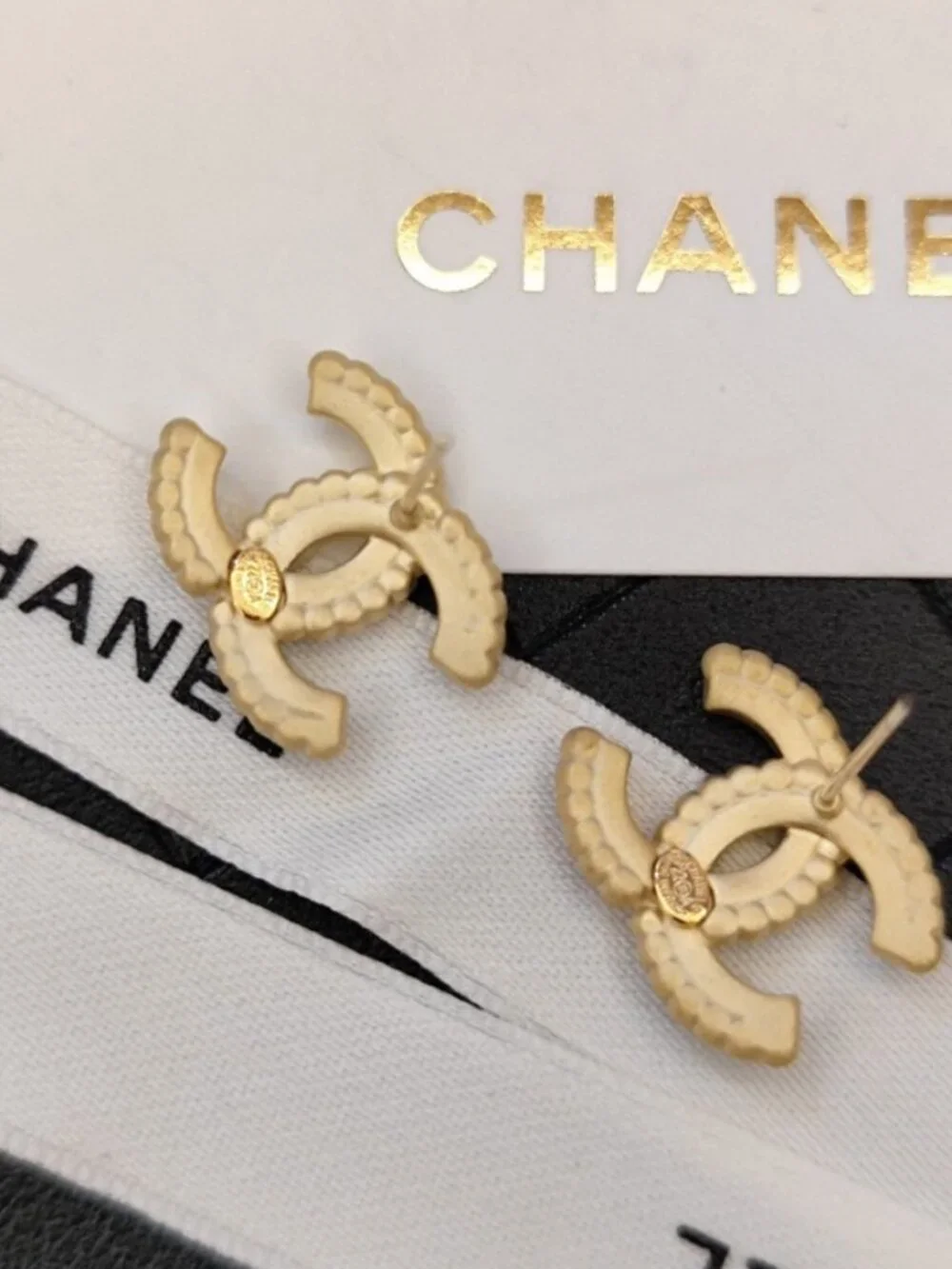 Chanel earrings with box - Picture 4 of 5